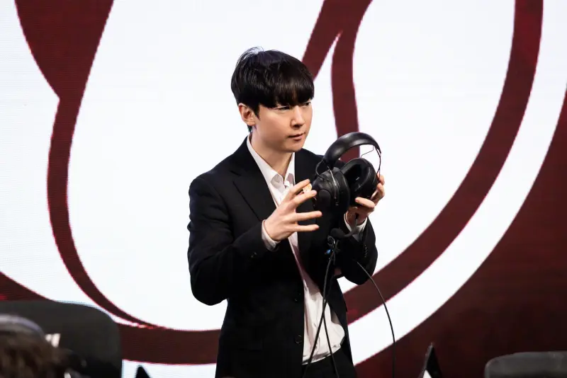 IG发布队伍赛前调试返图：新春快乐！今天比赛加油！