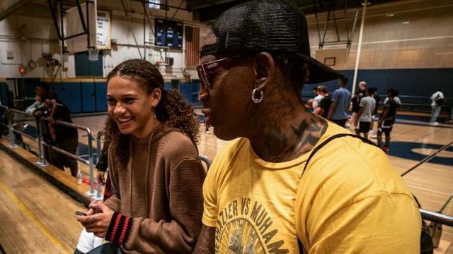 开云APP-篮板王罗德曼的女儿踢足球 18岁成NWSL最年轻新秀